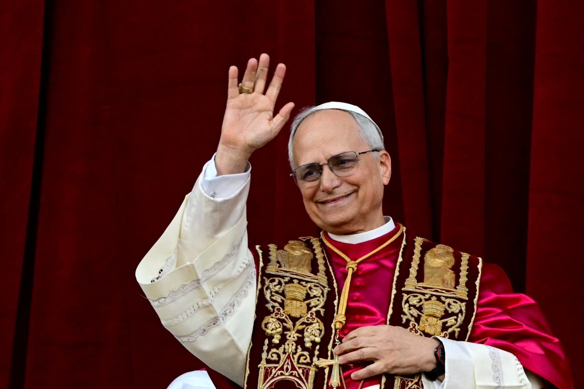 ​El curioso detalle del reloj del papa León XIV: muy deportivo y muy suizo 