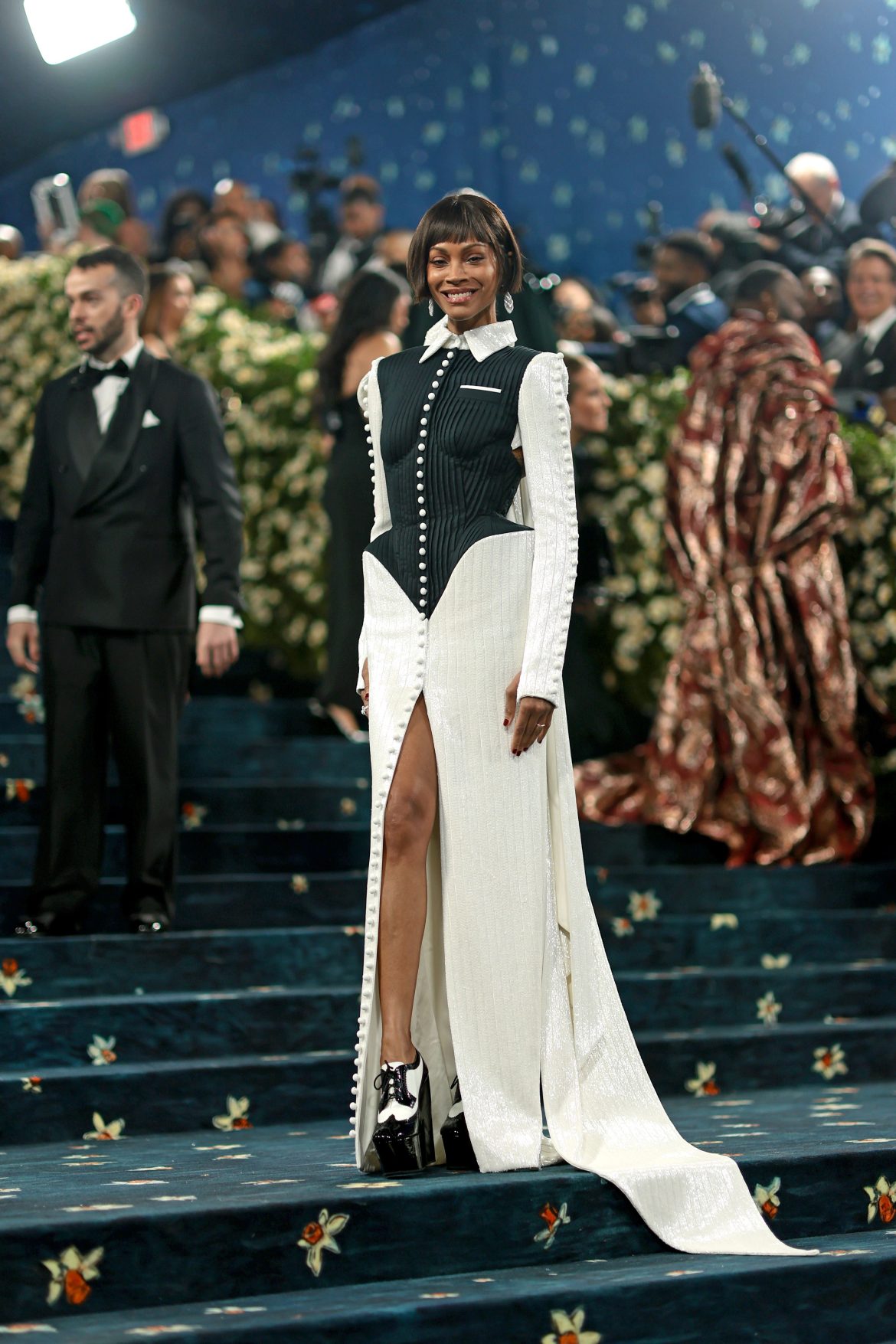 ​La chaqueta sastre que se convierte en una segunda piel, un falso bob y un inmenso lazo en la espalda: Zoe Saldaña de Thom Browne en la Met Gala 