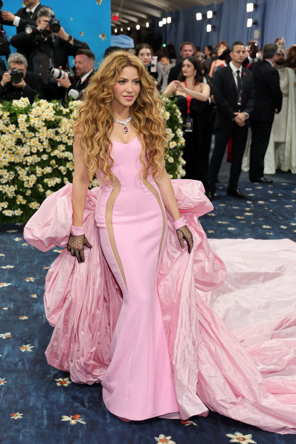 ​Shakira, una aparición de algodón de azúcar en la Met Gala 2025: su espectacular vestido de Prabal Gurung, el diseñador nacido en Singapur emparentado con la realeza nepalí 