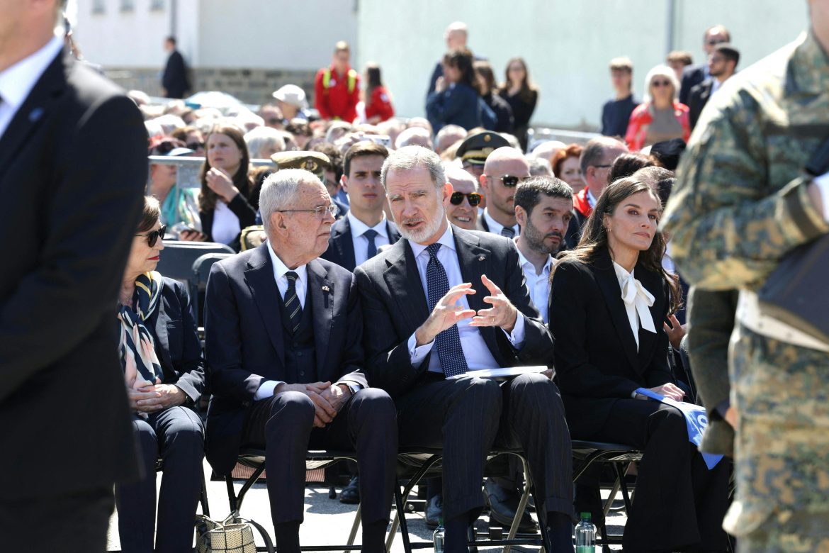 ​“Nunca debemos olvidar”: los reyes Felipe y Letizia honran a las víctimas españolas de Mauthausen en el 80º aniversario de la liberación del campo nazi 