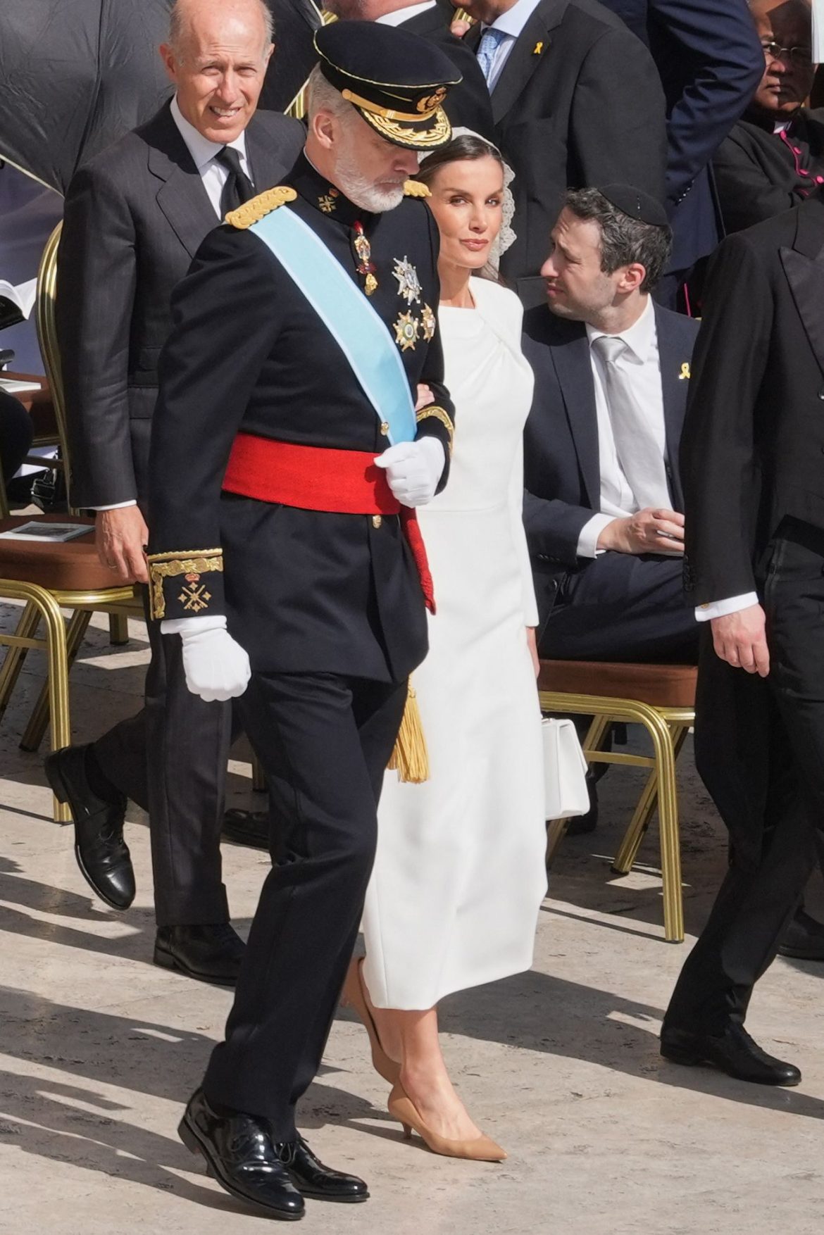 ​Letizia ejerce su ‘privilegio blanco’ con mantilla para la misa de inicio del pontificado de León XIV 
