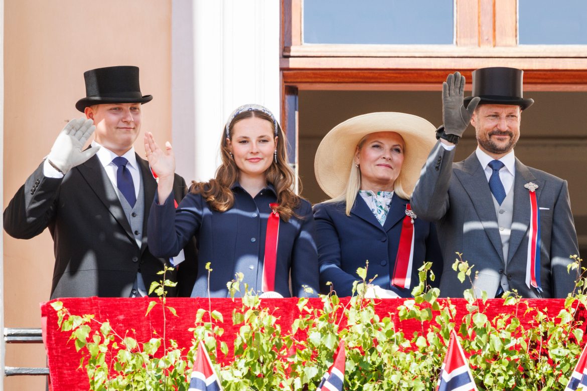 ​Del traje regalado de la princesa Ingrid al regreso de la reina Sonia: la familia real de Noruega celebra su Día Nacional 