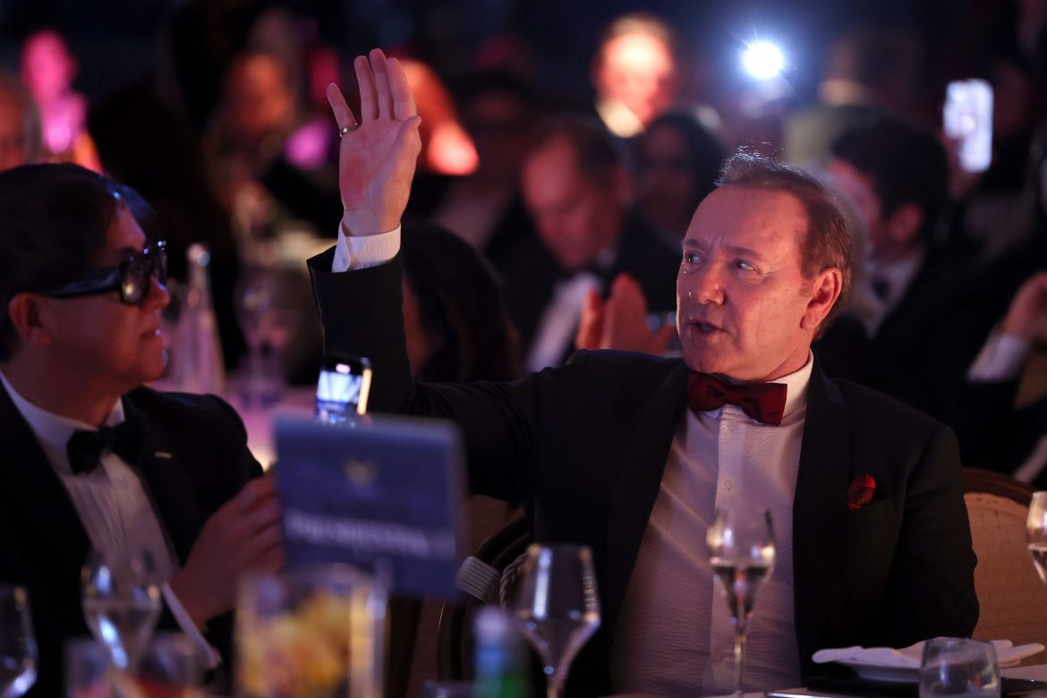 ​“La lista negra fue un capítulo terrible de nuestra historia”: Kevin Spacey salda cuentas durante una gala en su honor en Cannes (pero no el Festival) 