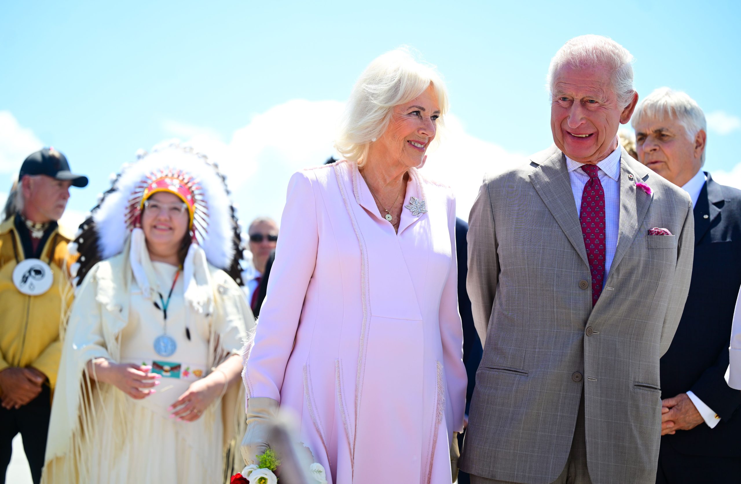 ​Un broche significativo y el vestido de la boda de Meghan y Harry: Camilla y Carlos III inician su visita histórica a Canadá 