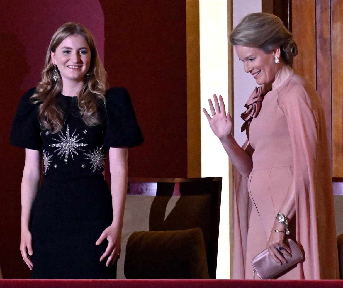 ​La reaparición sorpresa de Elisabeth de Bélgica en una gala con la reina Matilde (y su tía actriz) tras las dudas sobre su futuro 