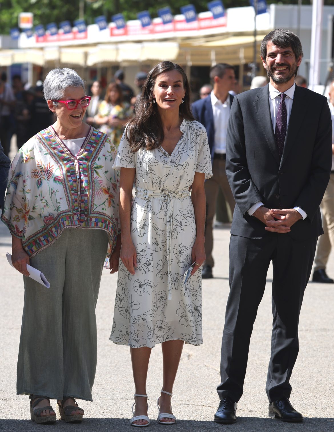 ​La espontánea entrevista con la que Letizia ha vuelto al periodismo en la Feria del Libro de Madrid y los libros por los que se ha interesado este año 