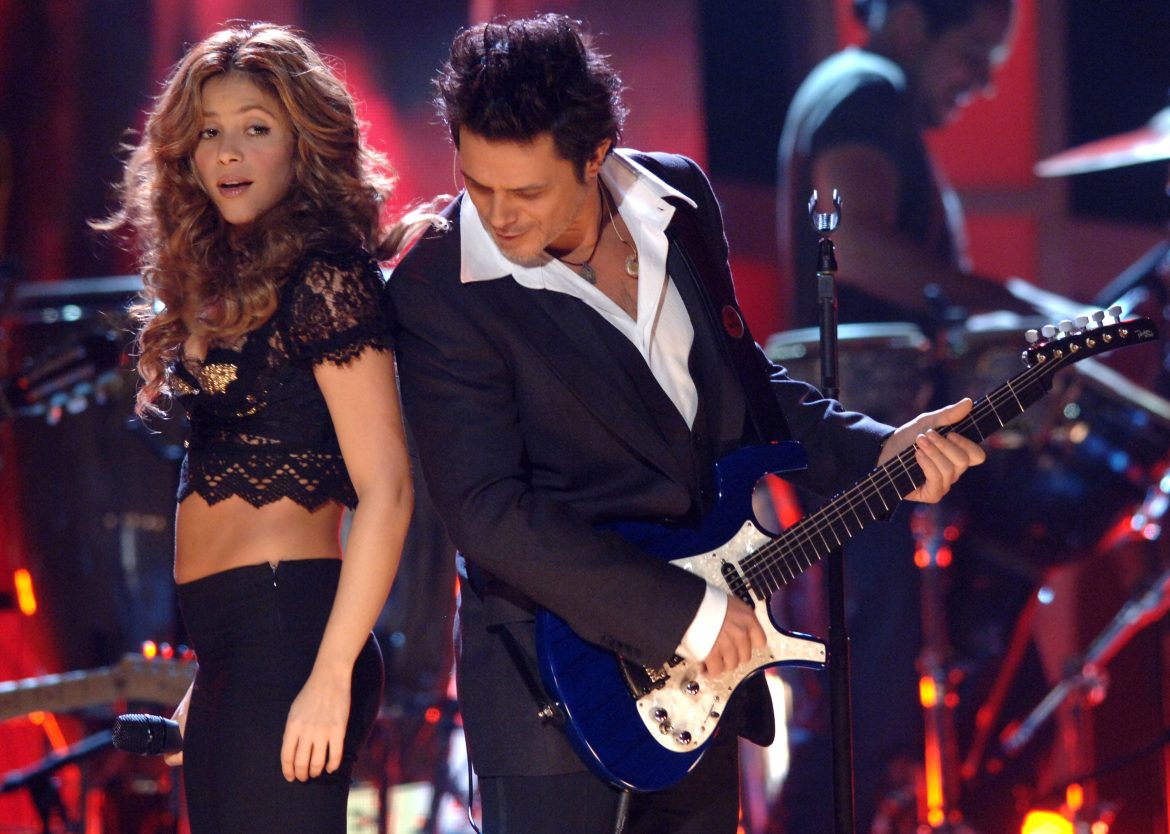 ​“Shaki, ¿te digo la verdad?… Ni con todo el café de Colombia me quito tu aroma”: Alejandro Sanz y Shakira se reencuentran en el escenario 