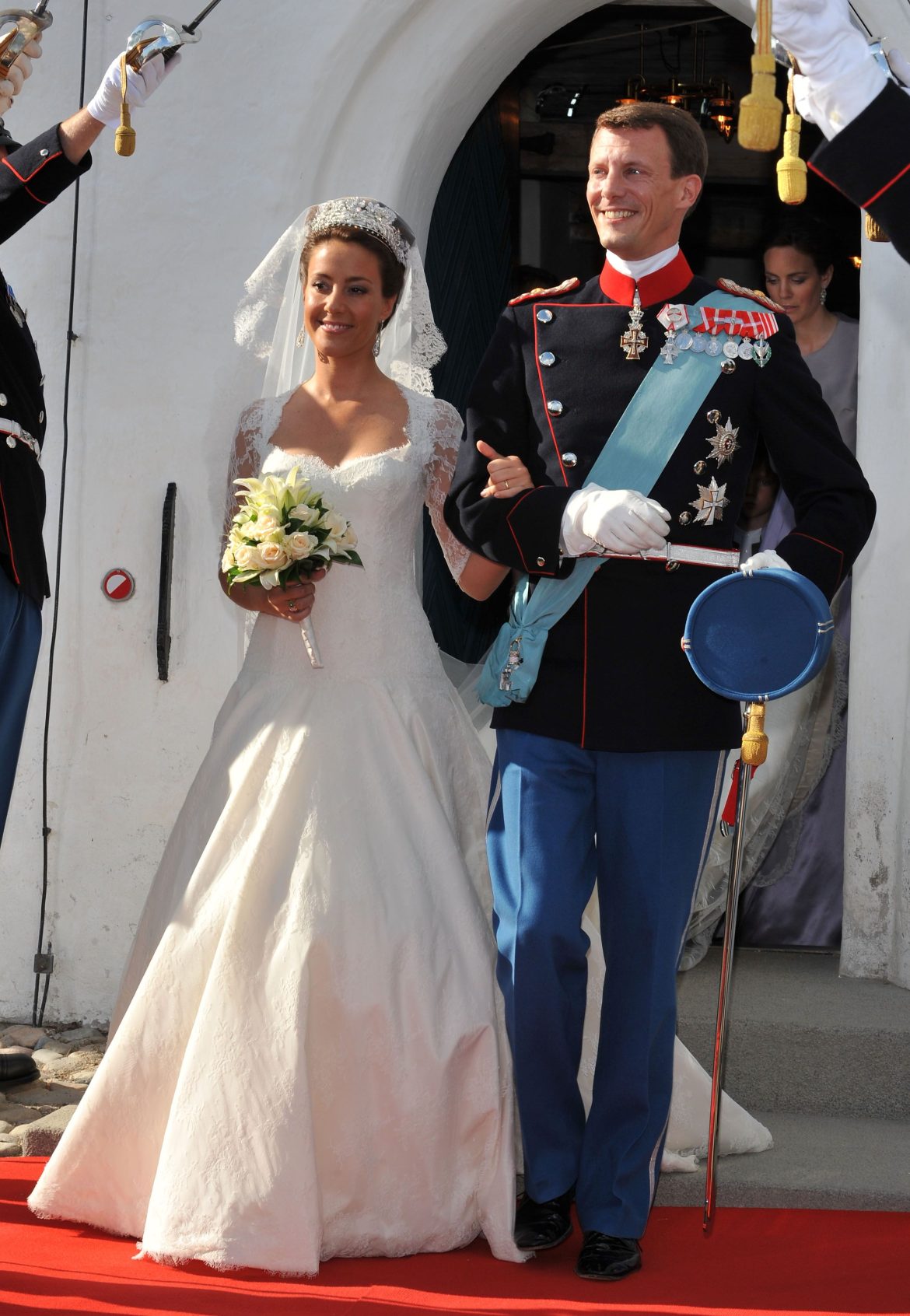 ​La boda de Joaquín de Dinamarca y Marie Cavallier: un novio entre lágrimas, una tiara de la reina Margarita y un vestido de novia con guiño a España en el segundo matrimonio del príncipe 