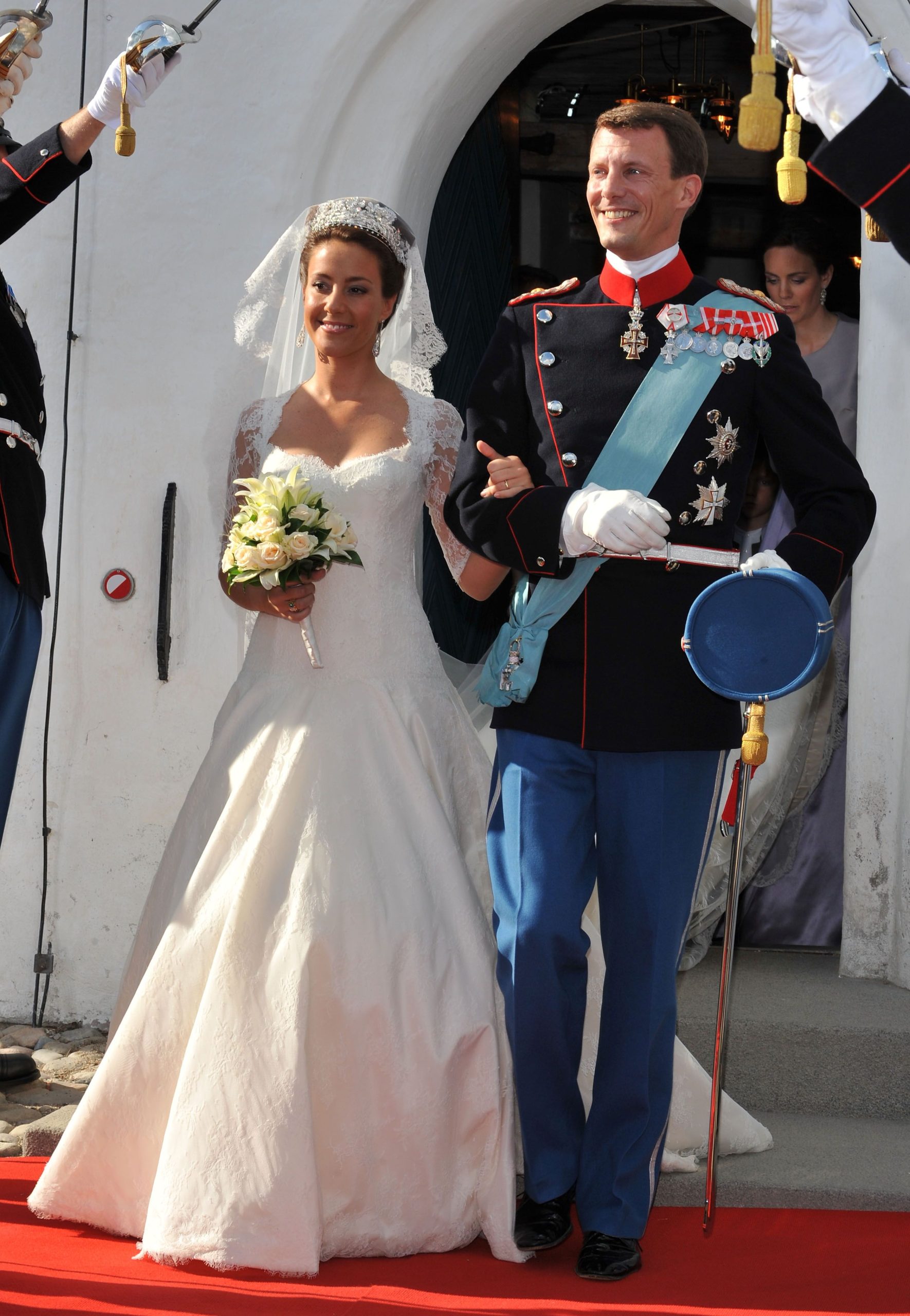 ​La boda de Joaquín de Dinamarca y Marie Cavallier: un novio entre lágrimas, una tiara de la reina Margarita y un vestido de novia con guiño a España en el segundo matrimonio del príncipe 