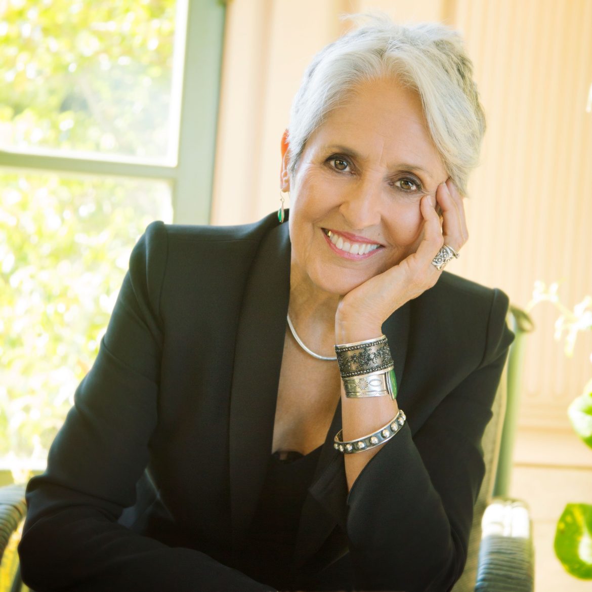 ​Joan Baez: «Necesitamos un nuevo himno. Ahora hay muchas canciones buenas, pero ninguna que te aprendas de memoria. Quizá llegue un nuevo Imagine, un nuevo Blowin’ in the Wind. O quizá no» 