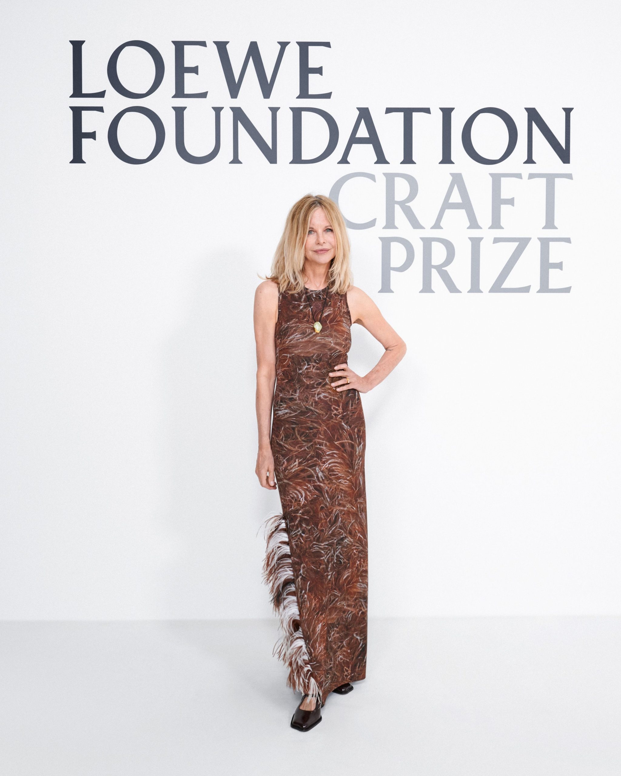 ​Meg Ryan, visita sorpresa a Madrid para entregar el Loewe Foundation Craft Prize 2025: todo sobre el ganador y los invitados de la noche 