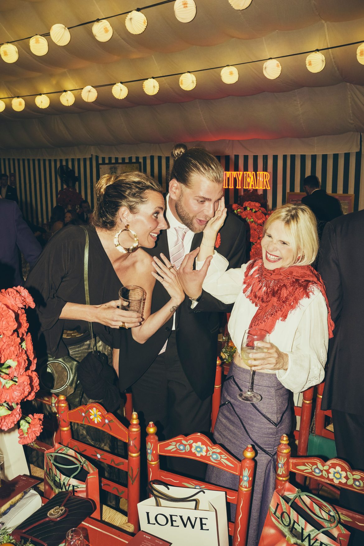 ​El ‘Pescaíto’ de Vanity Fair: una noche mágica en la Feria de Sevilla en la que se brindó, cantó y bailó a la luz de los farolillos 