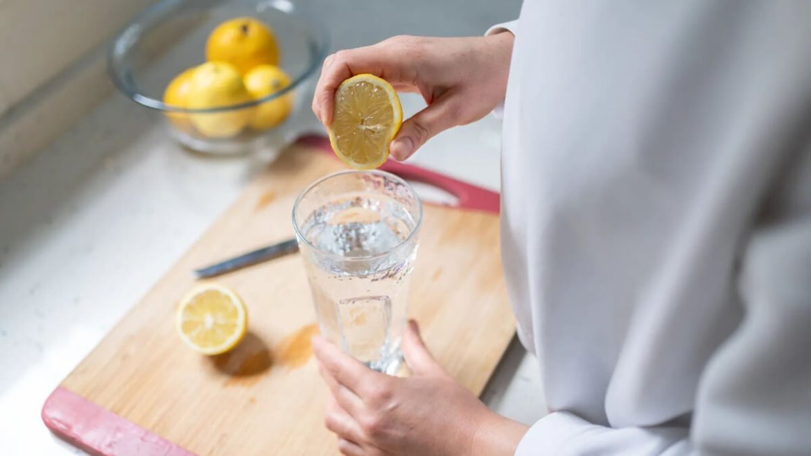 Contraindicaciones de tomar agua con limón y sus efectos en el cuerpo