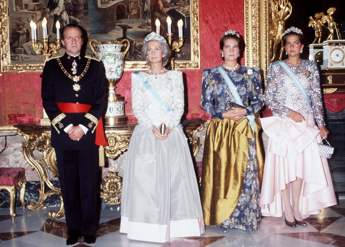 ​El aderezo ochentero de diamantes de doña Sofía que podría recuperar la reina Letizia durante la visita de Estado del sultán de Omán 
