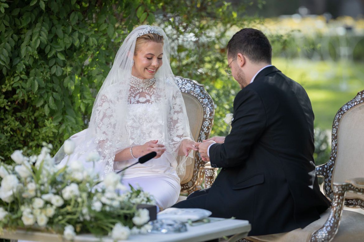 ​Aisha de Jordania, sobrina de Abdalá II y Rania, se casa en Amán: una boda íntima con vestido de encaje estilo años ochenta y tiara de diamantes para la hija de una gran amiga de doña Sofía 