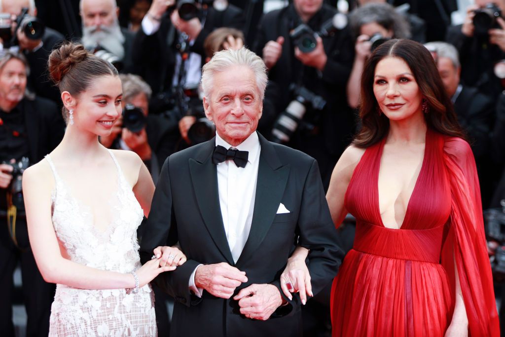 ​“Somos unos padres orgullosos”: Catherine Zeta-Jones y Michael Douglas acompañan a su hija Carys en su graduación 
