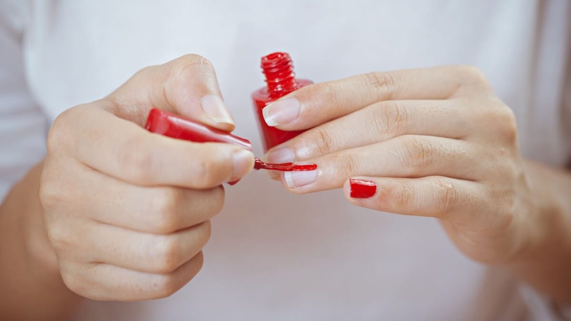 6 trucos para recuperar un esmalte de uñas seco o espeso