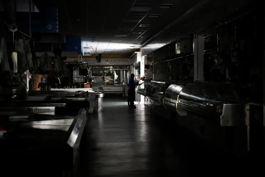 España y Venezuela a oscuras: un choque eléctrico entre un apagón histórico y una crisis crónica