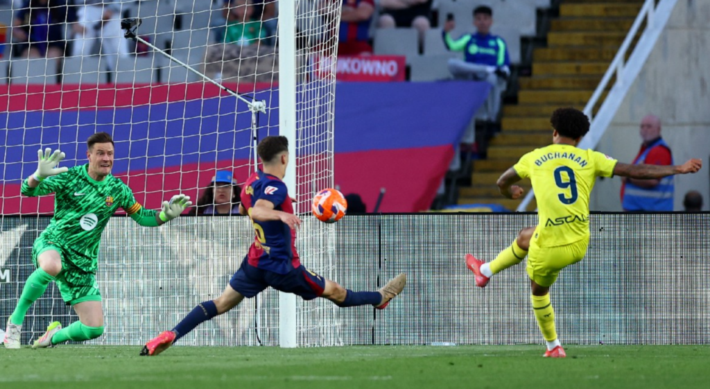 Barcelona tropezó en su fiesta y el Madrid venció al Sevilla