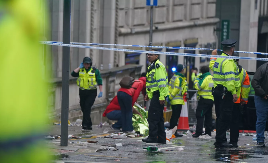Una tragedia tiñó de rojo el festejo del Liverpool
