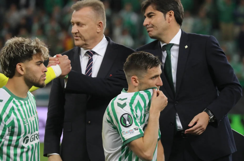 El Sevilla felicita a Maresca y Haro devuelve el dard
