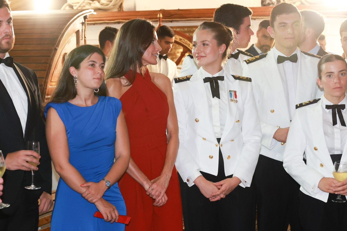 ​Letizia, con mono de Mango rojo, acompaña a Leonor en la recepción a bordo de Elcano 