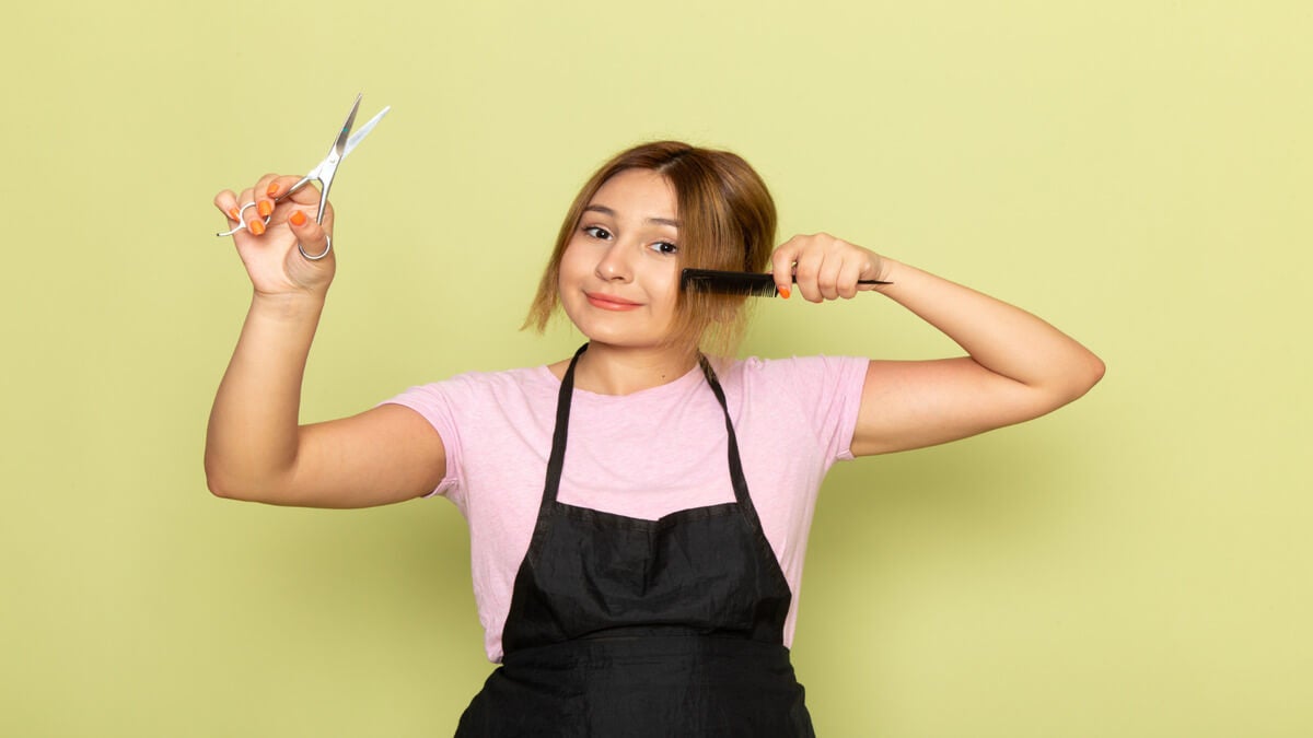 Cortarse el pelo en casa: materiales, consejos y errores a evitar