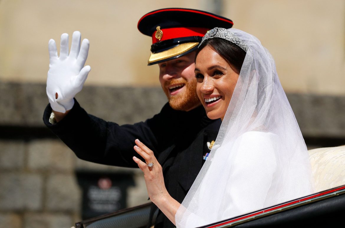 ​El tablón de fotos de Meghan Markle por su aniversario de boda con Harry: todas las pistas de su “historia de amor” 
