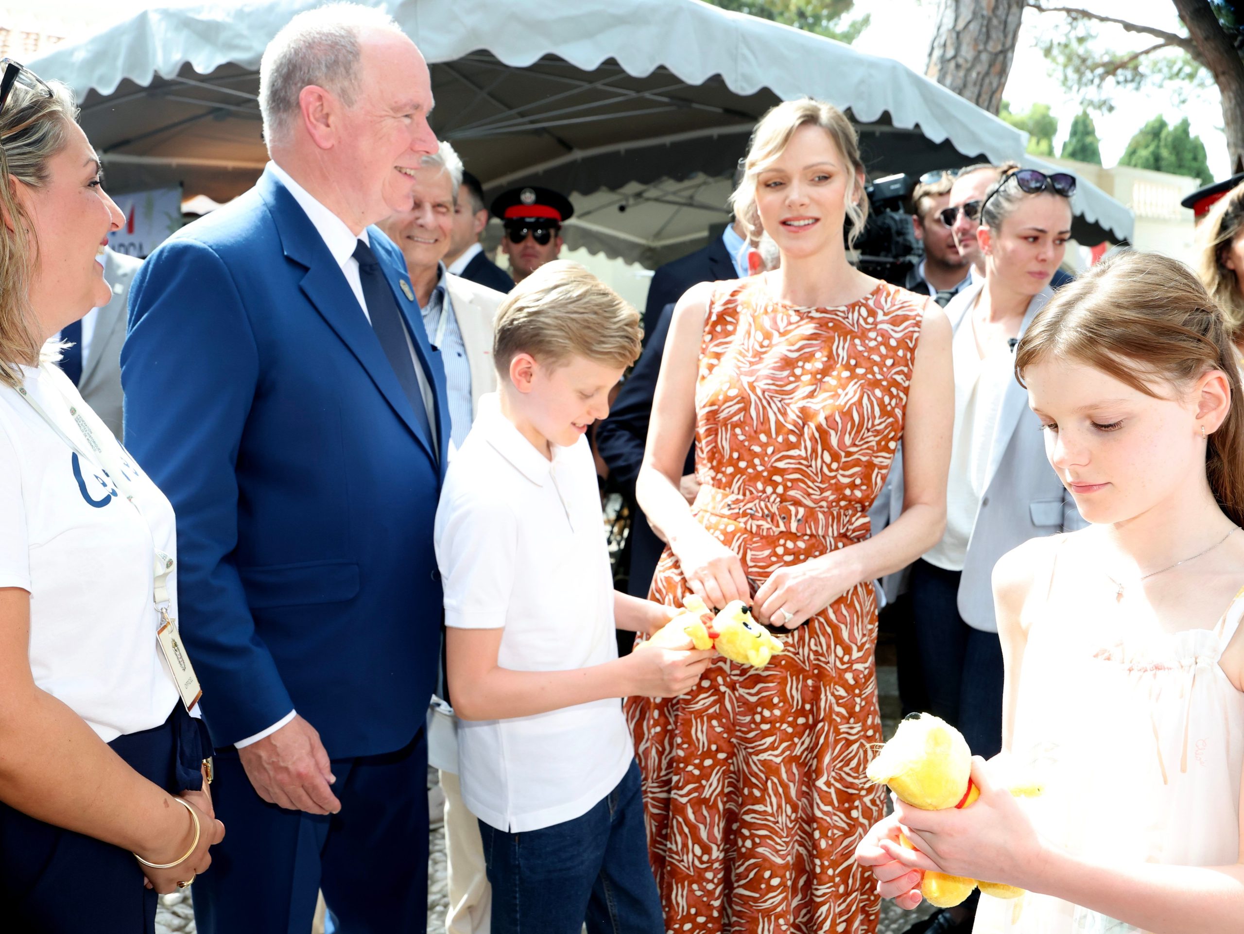 ​Charlène, el príncipe Alberto y sus hijos se van de mercadillo: de sus 'looks' al cómic con Rainiero y Grace Kelly como protagonistas de portada 