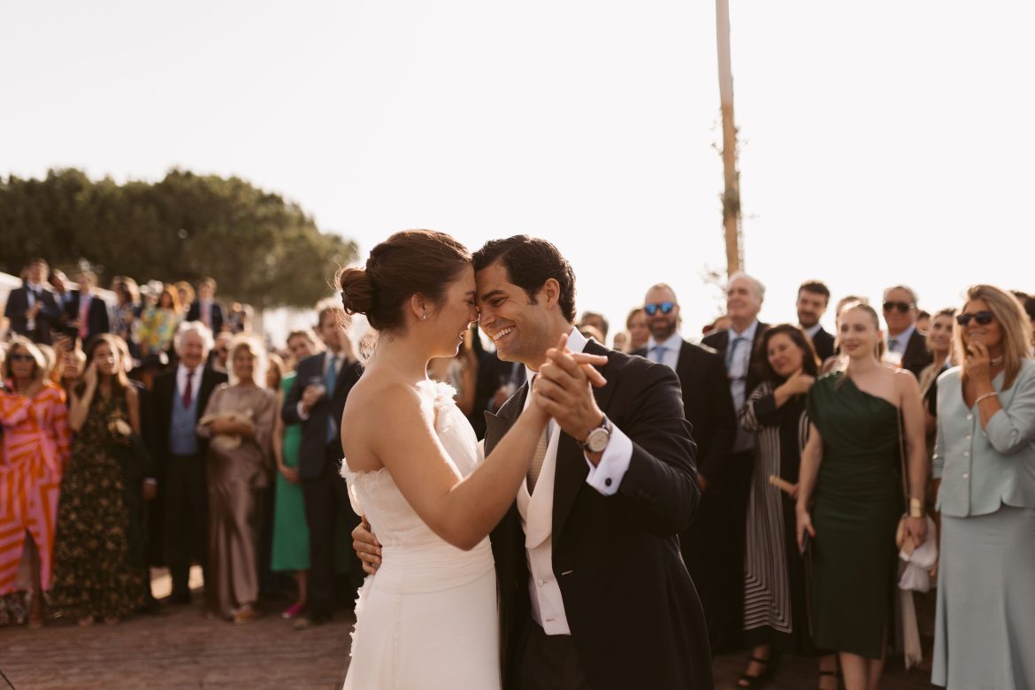 ​Leticia Fernández de Villavicencio y Piergiacomo Agostini abren el álbum de su romántica boda jerezana: unos novios en moto, un traje de Romancera y la actuación de Álvaro de Luna 