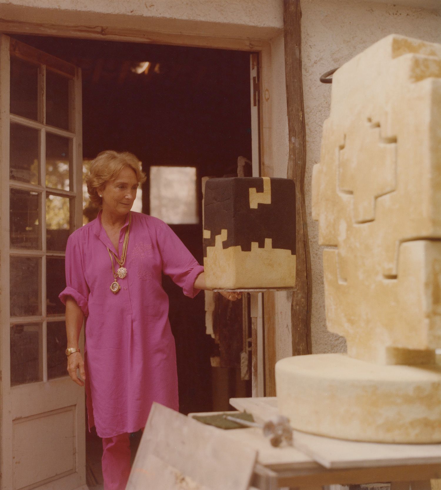 ​"Él era el alma de la pareja, y ella la fuerza de la gravedad que llevaba esa alma a la tierra": Los 100 años de Pilar Belzunce a través de su hija Susana Chillida y su nieto Mikel 