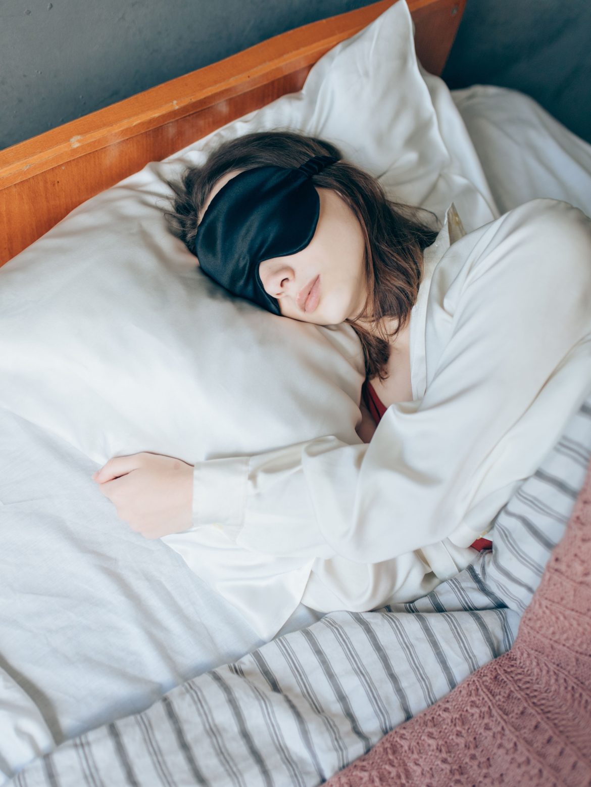 ​Las mejores fundas de almohada de seda para levantarte con una piel y un cabello más bonitos 