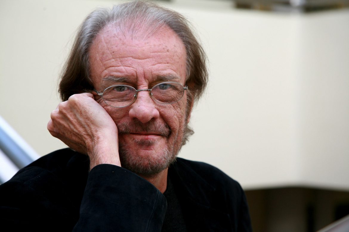 ​“Cuando probó a interpretar sus canciones, le llegó un éxito absolutamente imprevisto”: Luis Eduardo Aute, el pintor que escribía música 