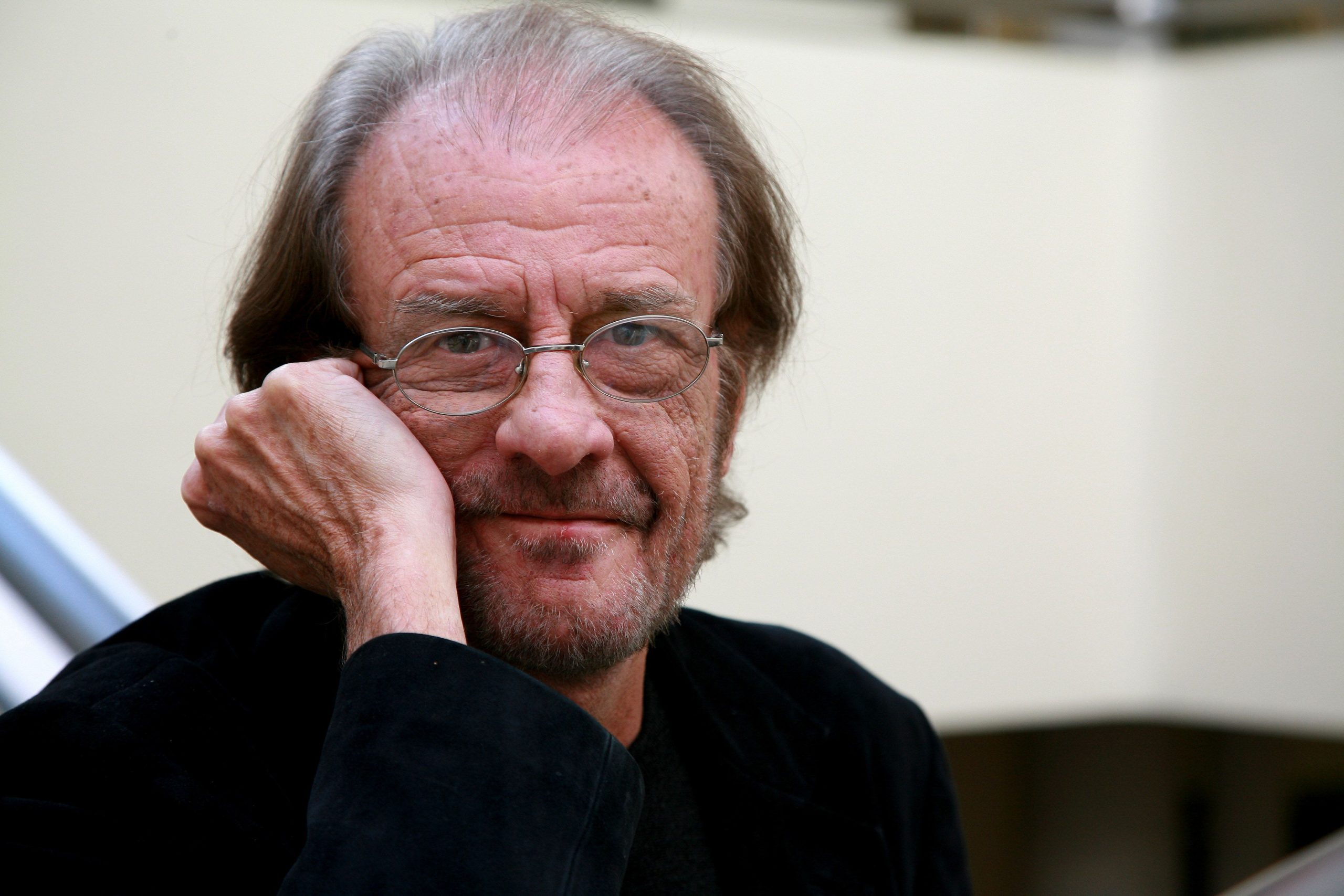 ​“Cuando probó a interpretar sus canciones, le llegó un éxito absolutamente imprevisto”: Luis Eduardo Aute, el pintor que escribía música 