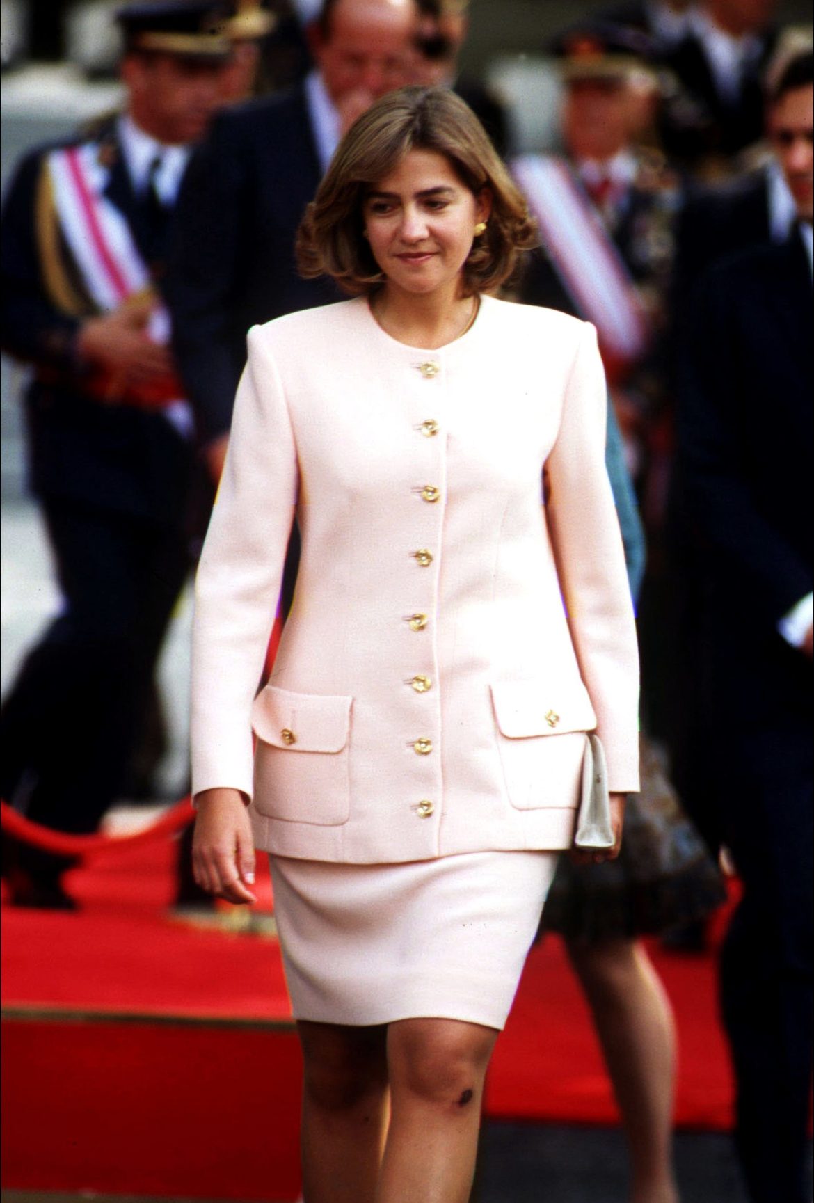 ​La infanta Cristina cumple 60 años: su estilo en 10 conjuntos (que incluyen las cuatro tiaras con las que se ha adornado) 