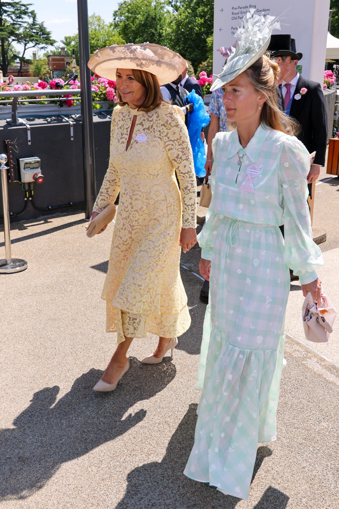 ​Suegra y nuera, la pareja (de estilo) perfecta: Carole Middleton y Alizee Thevenet, vestidas en colores sorbete, atrapan las miradas en Ascot 