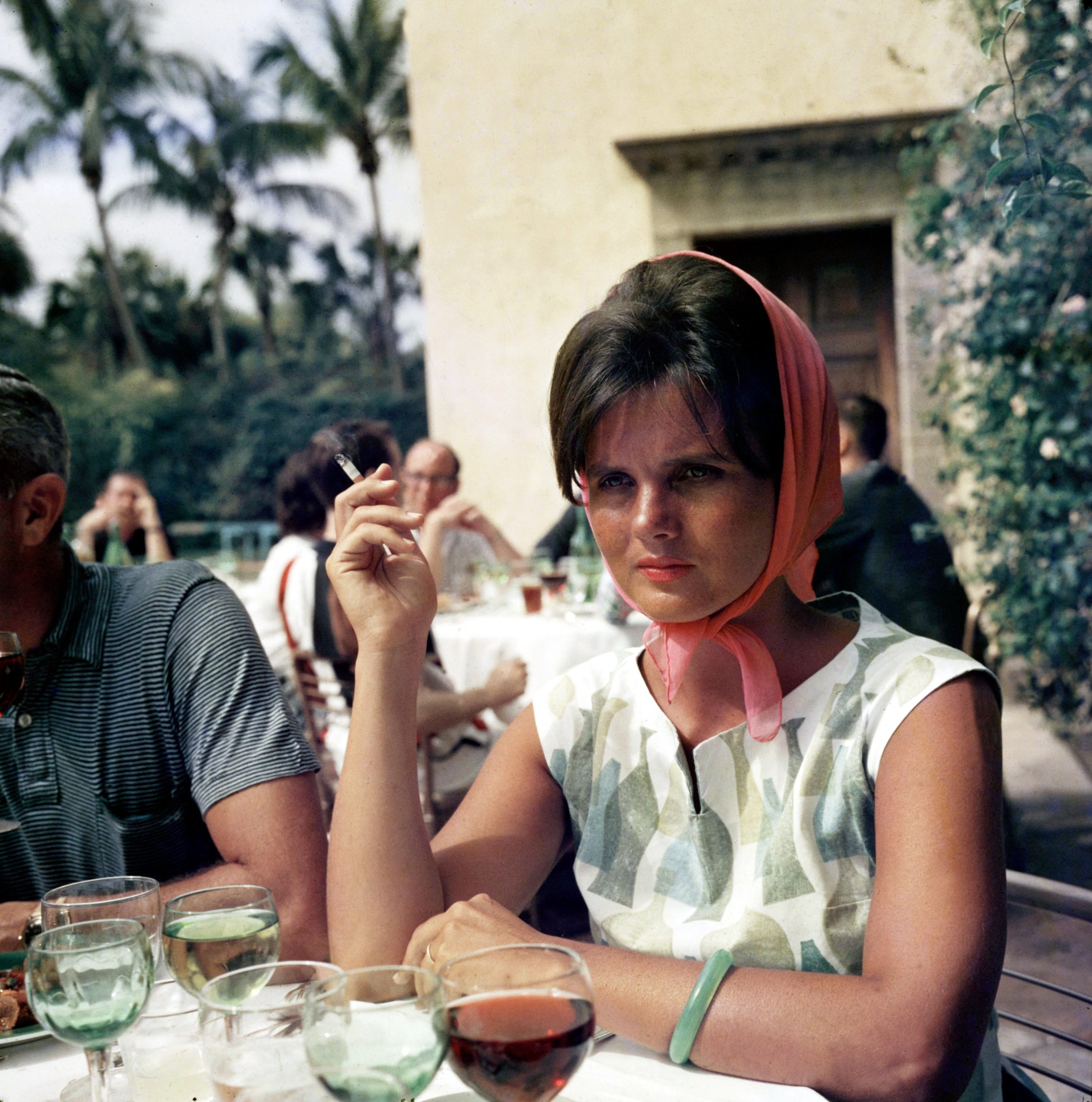 ​Lilly Pulitzer, la diseñadora que vistió a Jackie Kennedy e inspira el vestuario de la serie Sirenas (Netflix) 