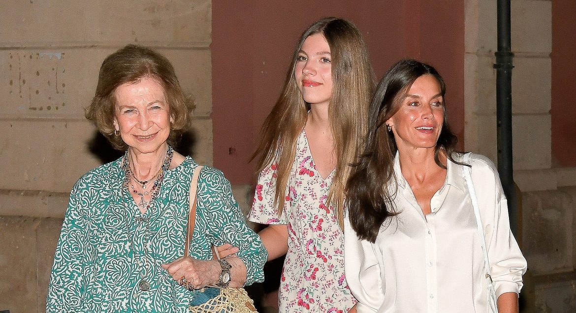 ​La reina Sofía, ante su verano en Mallorca: junto a Irene de Grecia, reencuentro con Leonor y Sofía y al lado de sus leales escuderas (de Alia de Jordania a Tatiana Radziwill) 