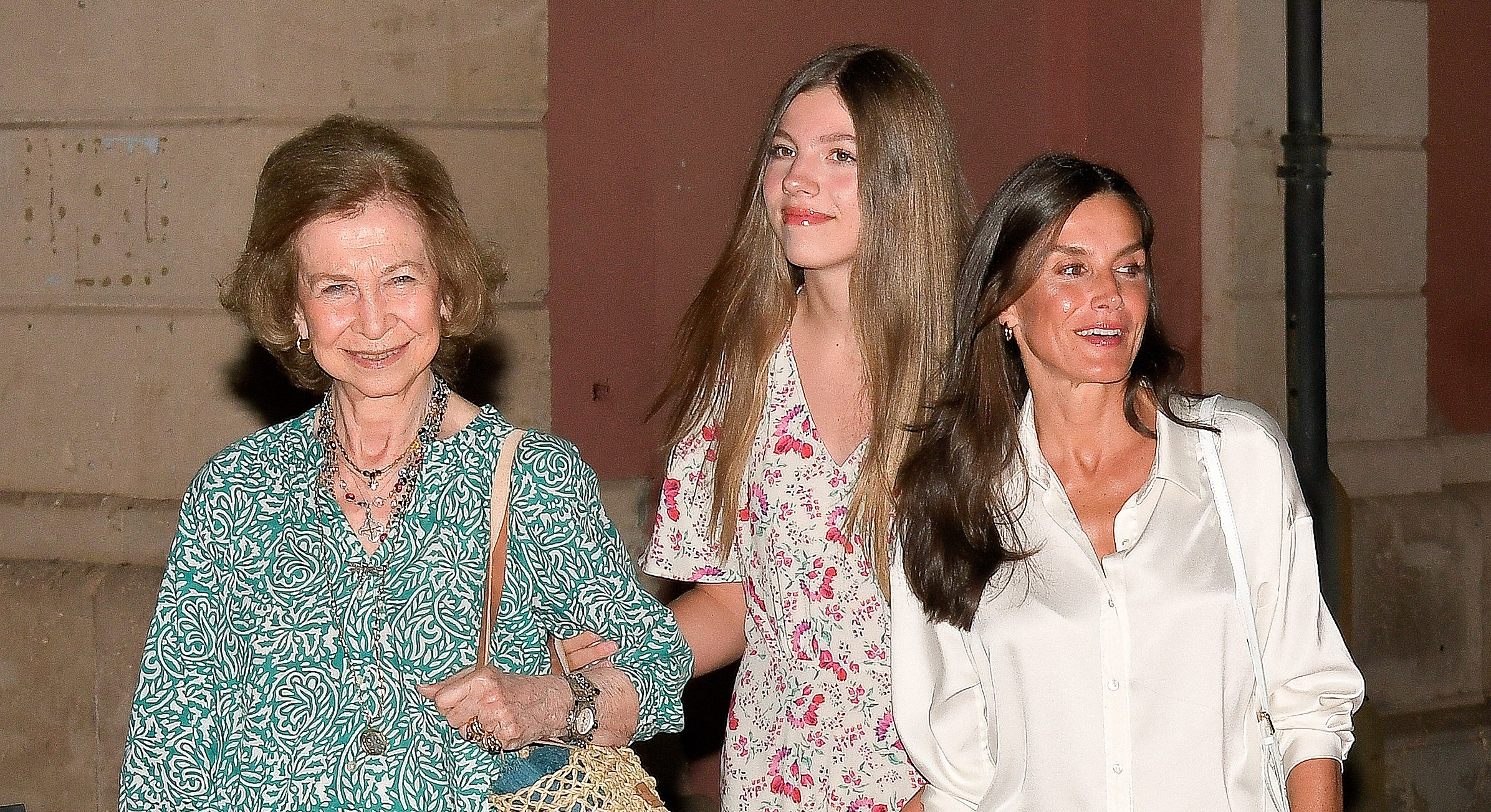 ​La reina Sofía, ante su verano en Mallorca: junto a Irene de Grecia, reencuentro con Leonor y Sofía y al lado de sus leales escuderas (de Alia de Jordania a Tatiana Radziwill) 