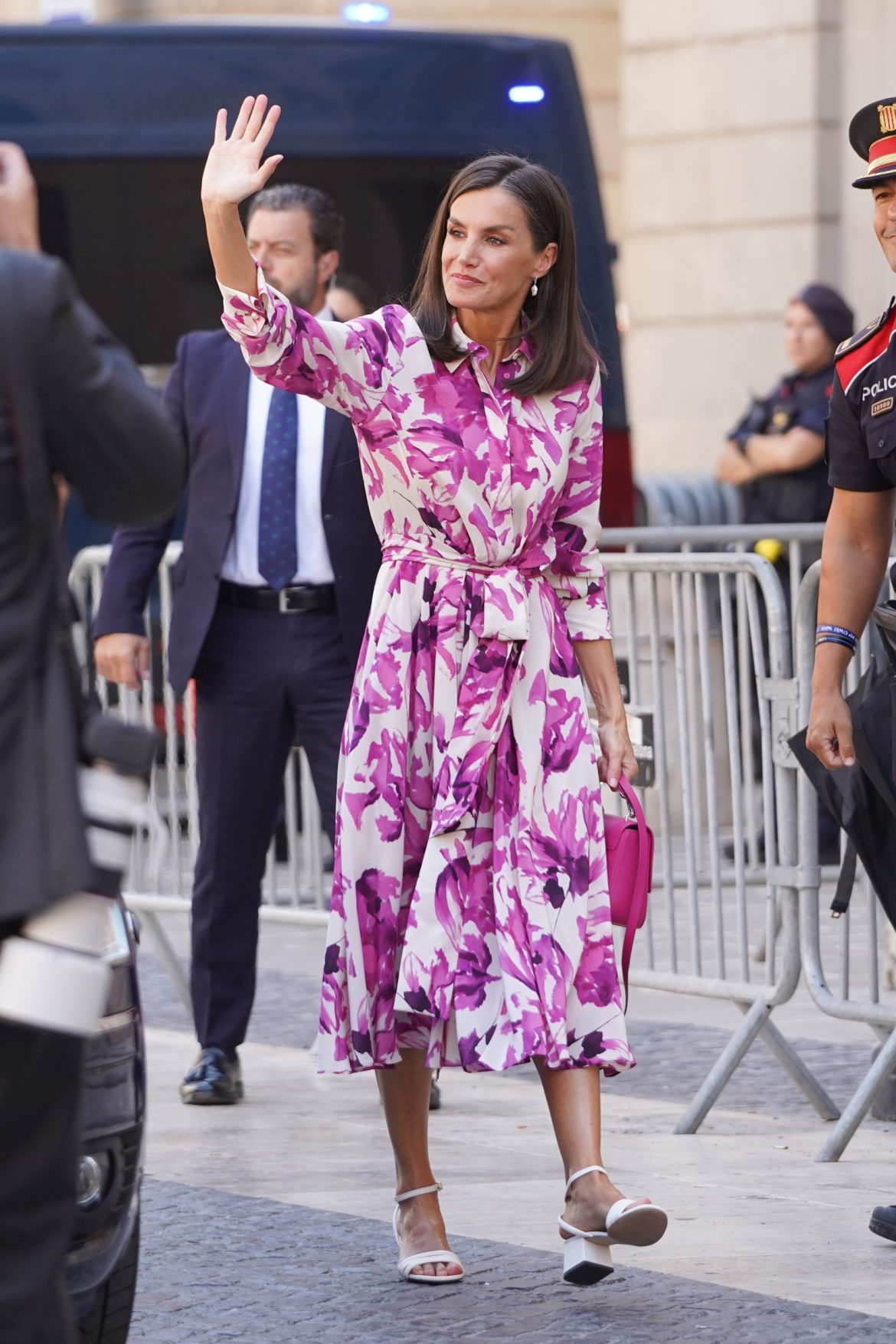 ​Los vestidos camiseros de la reina Letizia: su opción preferida para la temporada de primavera-verano 