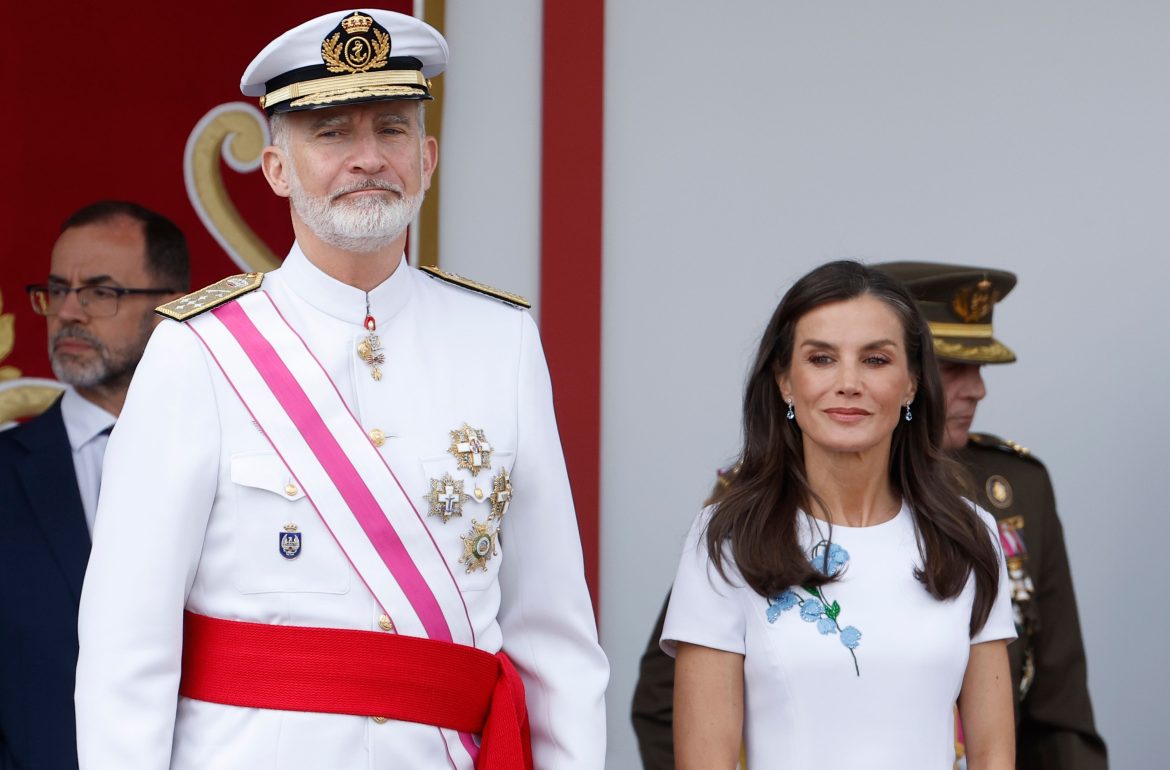 ​Felipe y Letizia presiden el Día de las Fuerzas Armadas en Tenerife: los dos de blanco como Leonor en Nueva York y el rey acordándose de su primera vez en este acto 