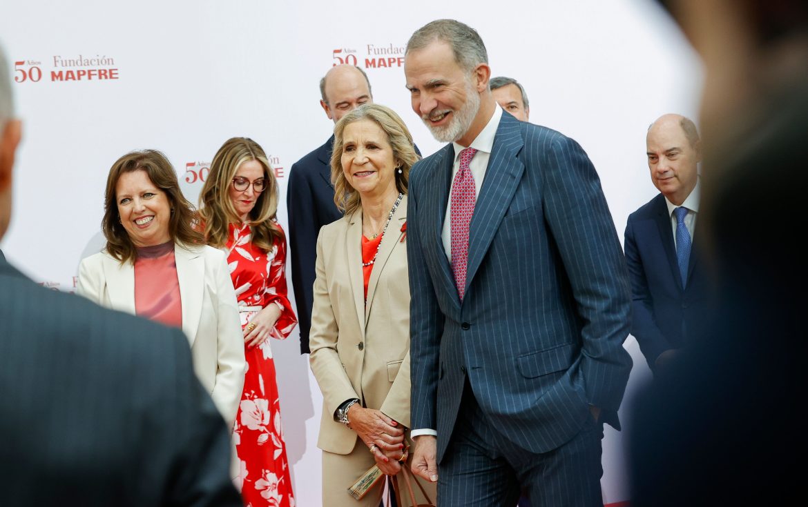 ​Encuentro de hermanos en la oficina: la infanta Elena celebra junto a Felipe VI el medio siglo de historia de su centro de trabajo 