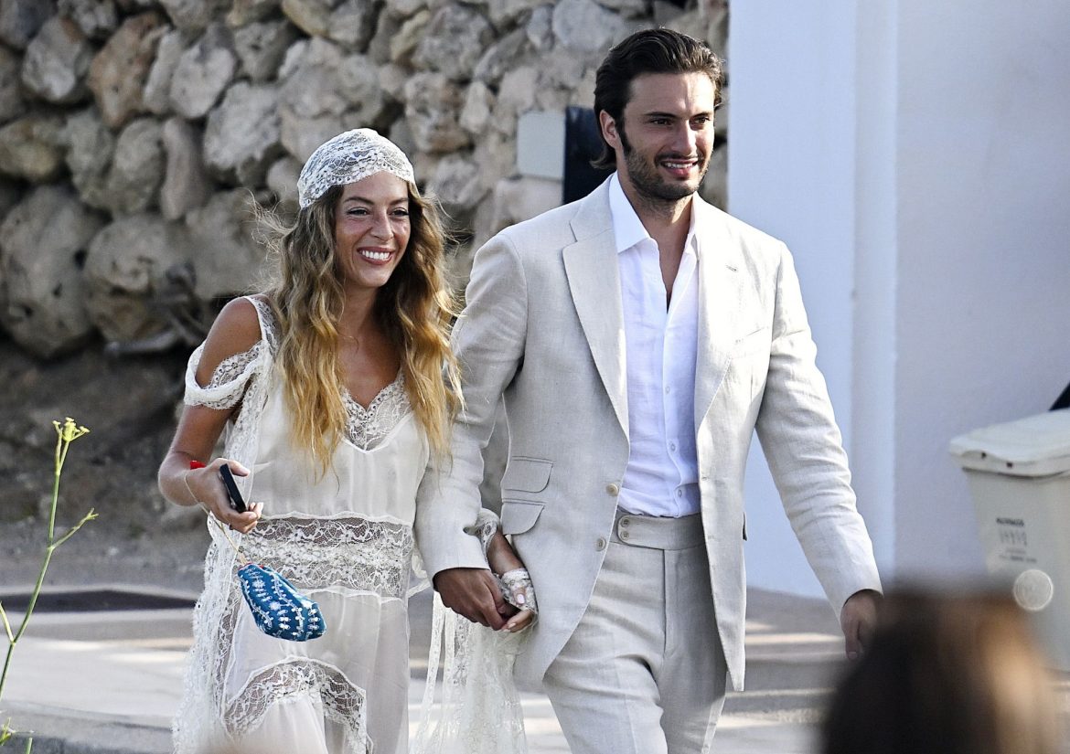 ​Así fue la preboda de Belén Écija: vestido lencero de Teté by Odette, María García de Jaime entre los invitados (todos con look bohemio) y la felicidad de su madre, Belén Rueda 
