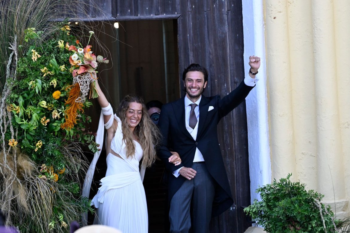 ​Belén Écija con vestido bohemio de Cristina Valenzuela y zapato de bailarina, el abrazo de los novios con sus madres y un entorno idílico: así ha sido la boda de la hija de Belén Rueda en Menorca 