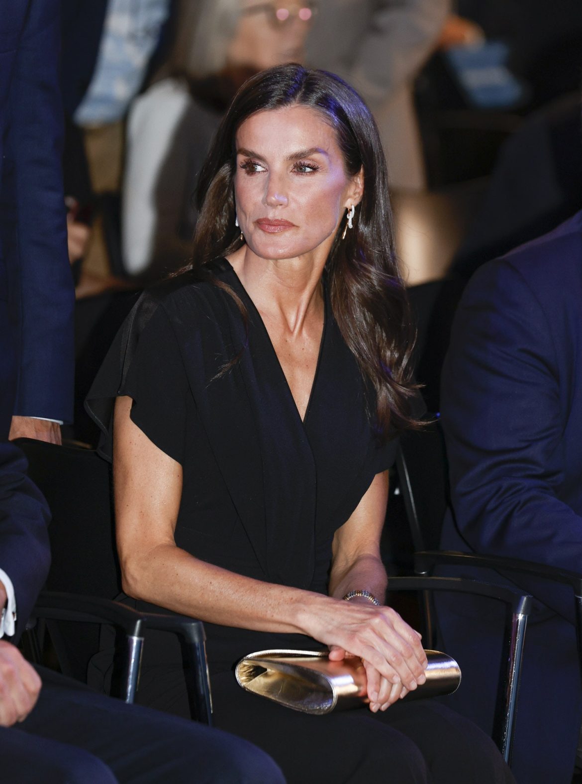 ​Con un brazalete de cuando era Princesa y vestida de elegante negro, Letizia regresa por una noche al mundo del periodismo 