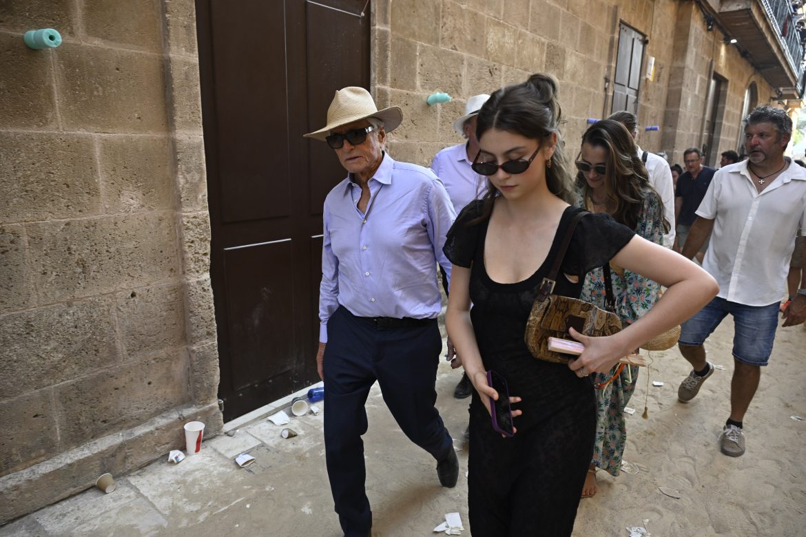 ​Michael Douglas ahora es ‘don Miguel’: su road trip con su hija Carys por España (desde San Sebastián a las fiestas de San Joan en Menorca) 