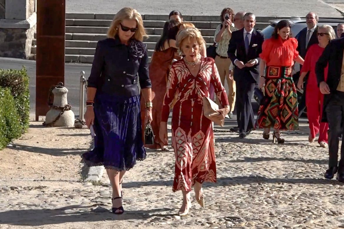 ​Una novia clásica con tiara de flores y la infanta Elena como invitada: la boda de Miguel Matossian y Casilda de Nicolás 