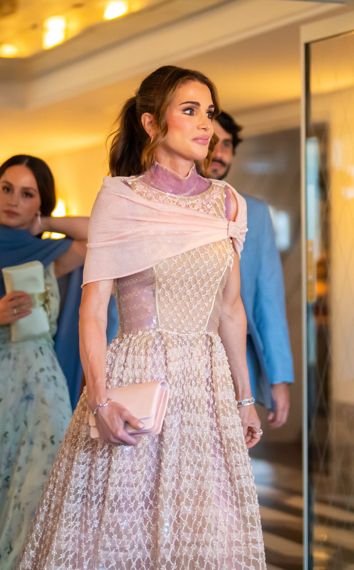 ​Todos los secretos del vestido que llevó Rania de Jordania en Venecia inspirado en el Orfismo, con el trampantojo como recurso y diseñado por Karl Lagerfeld para Fendi 