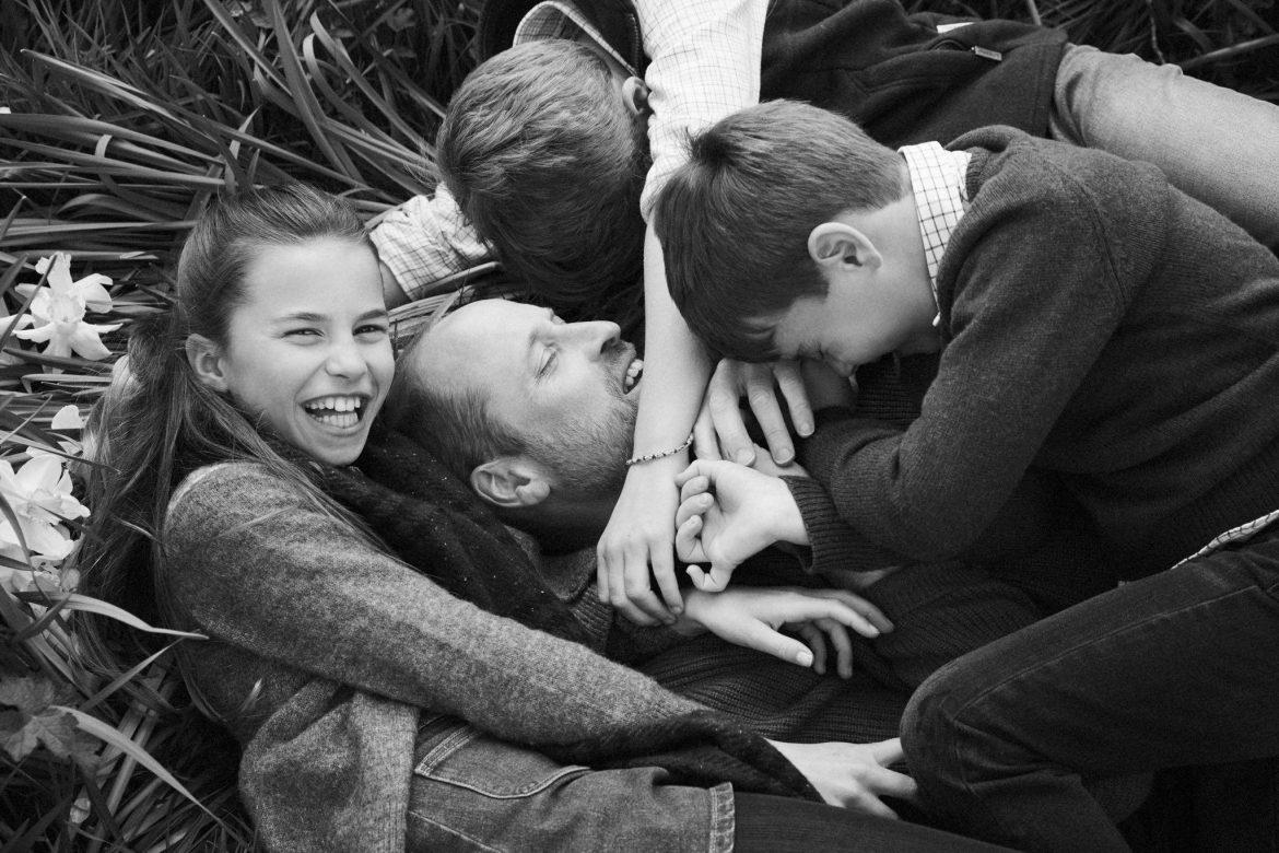 ​“Te queremos”: Las fotos con las que George, Charlotte y Louis felicitan al príncipe Guillermo por el Día del Padre (sin Kate Middleton como fotógrafa de la familia) 