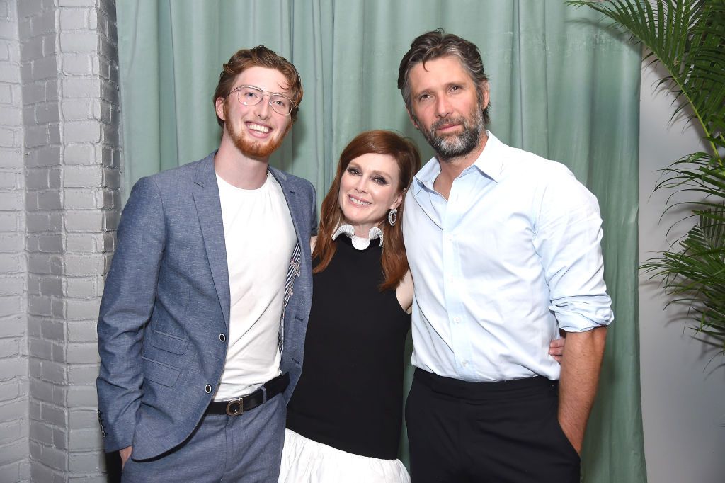 ​Cuando tu madre te hace promoción en redes: Juliane Moore presume de su hijo Caleb (y apoya su carrera musical) 